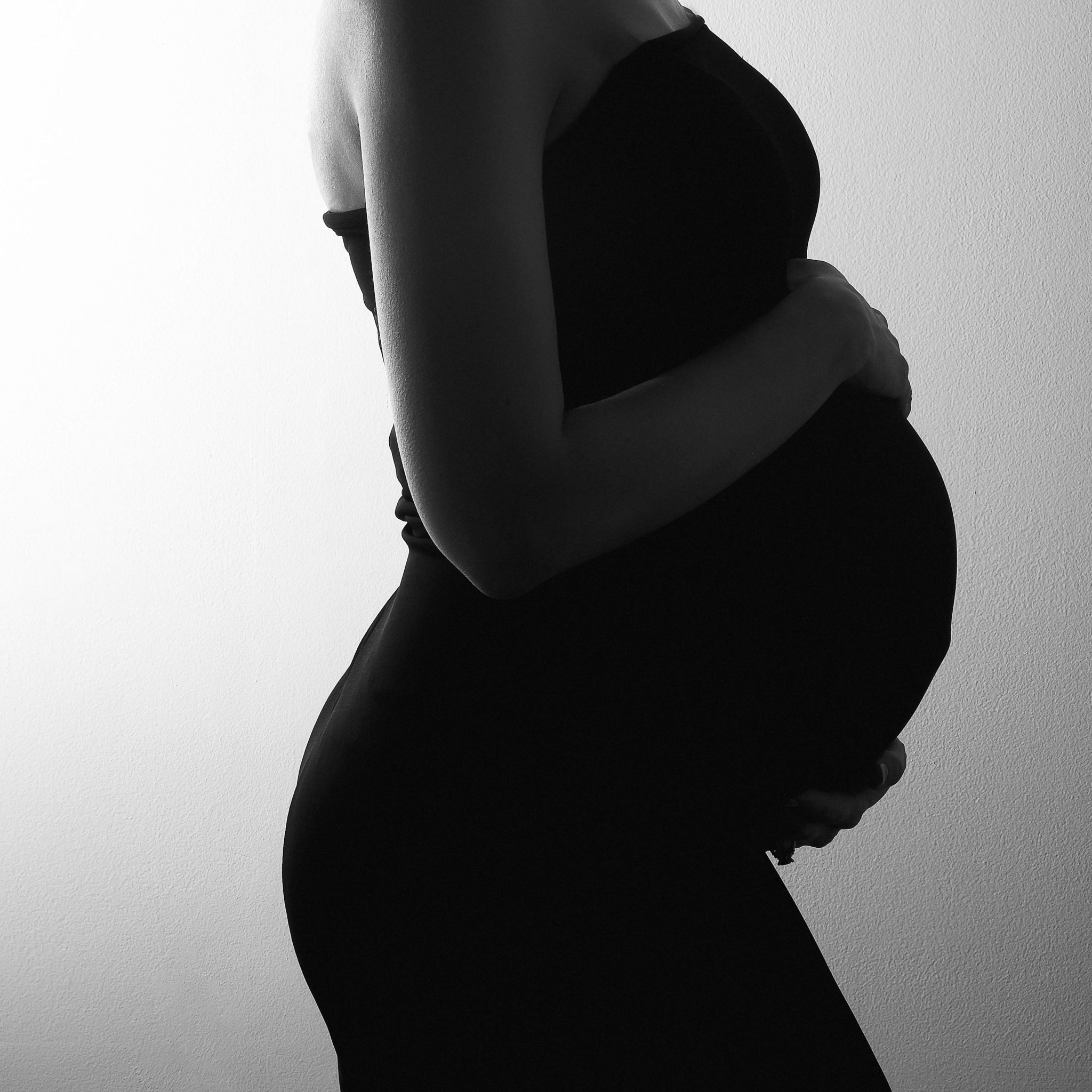 black and white silhouette of baby bump | san diego maternity photos | Visit www.babiesandbeauties.com to learn more!