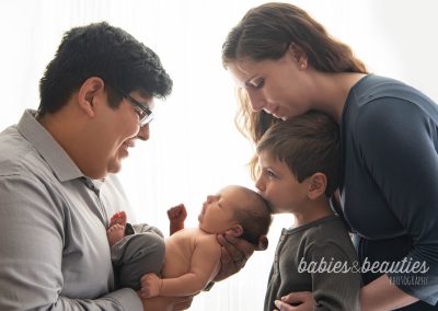 Family of four with newborn baby brother | San diego newborn photography | Visit www.babiesandbeauties.com to learn more!